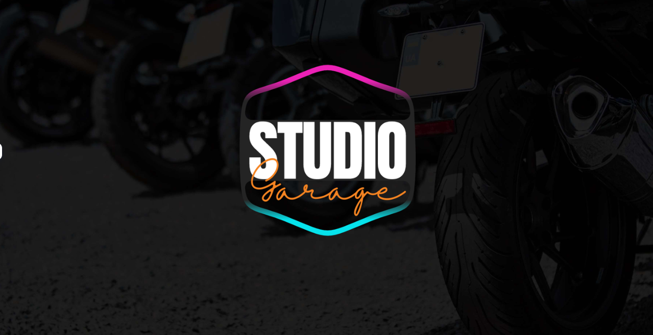 Studio Garage Cascais — logotipo sobre motas em fila